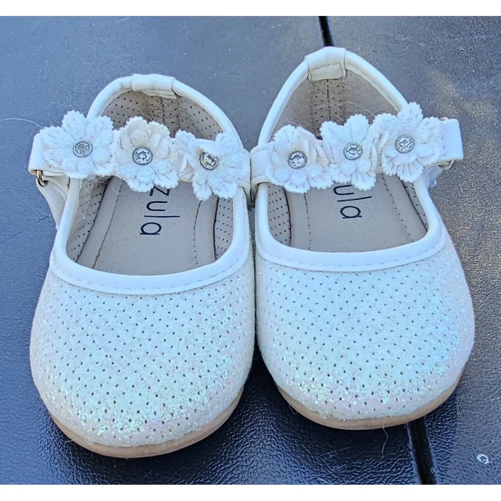 Zula Toddler Girl's Off-White Mary Janes embellished w/Flowers/Faux Stone SZ 4